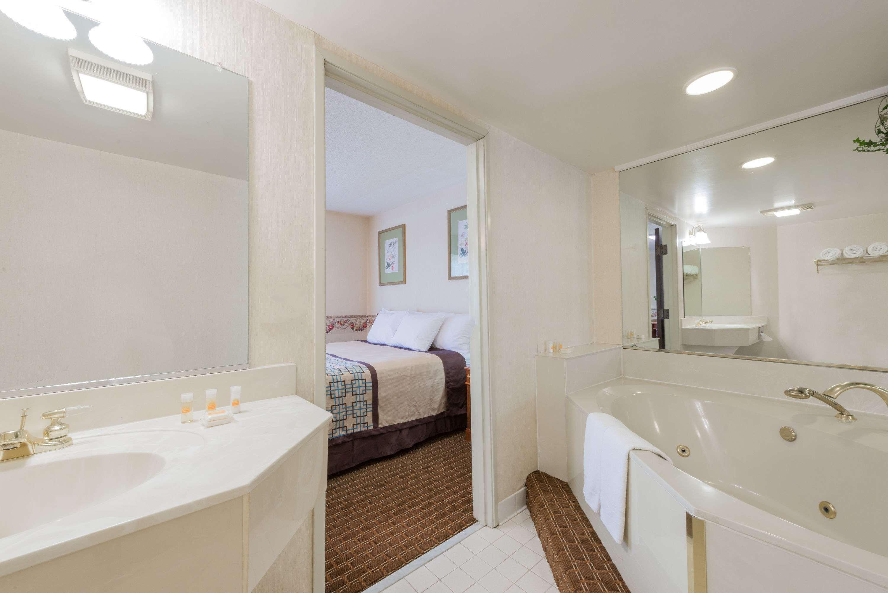 Days Inn By Wyndham Yadkinville Экстерьер фото